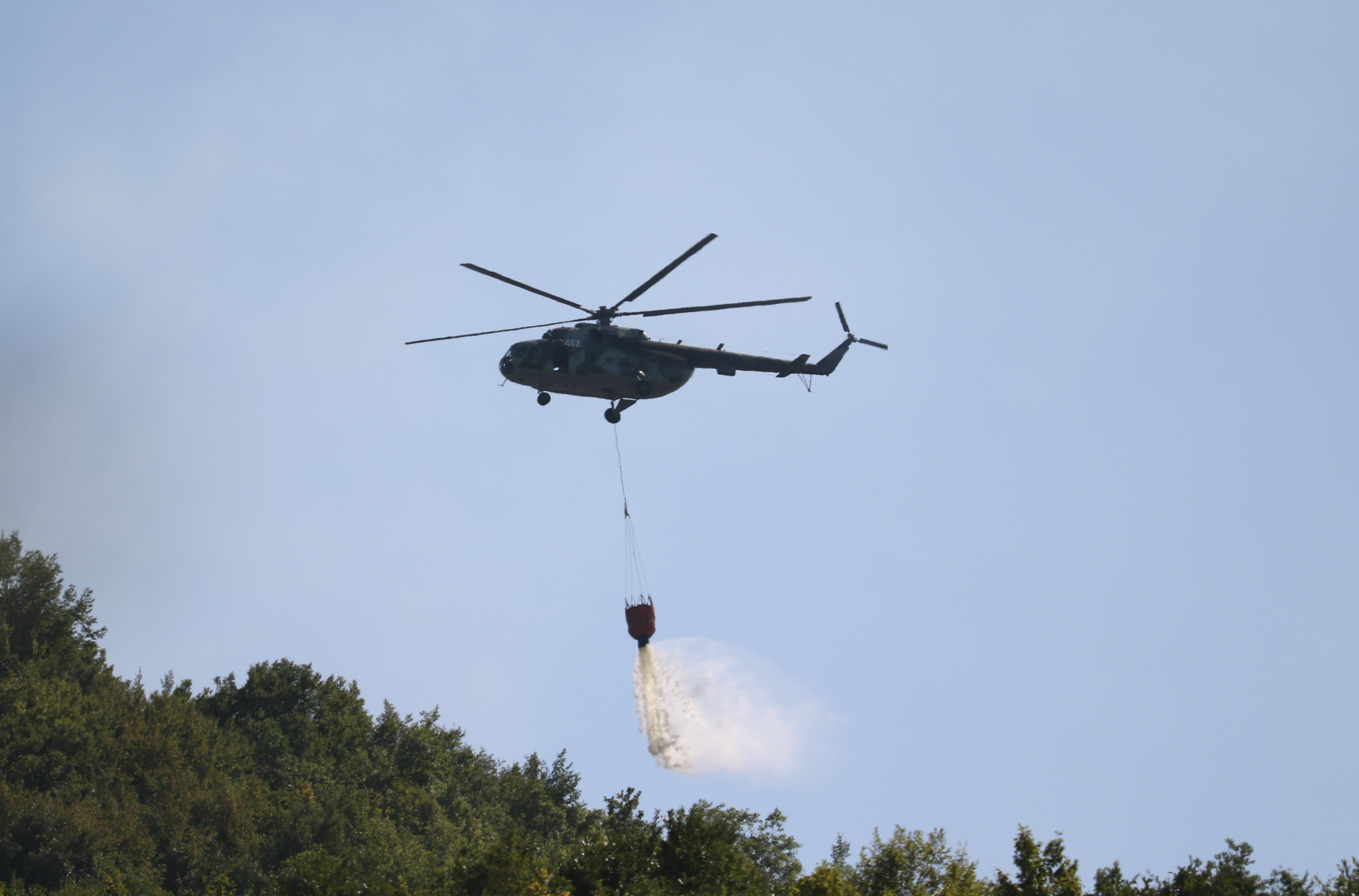 Bulgarian AF Mi-17 identification number 417 during fire-fightin operations in the village of Osincani on 5 Aug 2017 (photo Igor Bozinovski).jpg